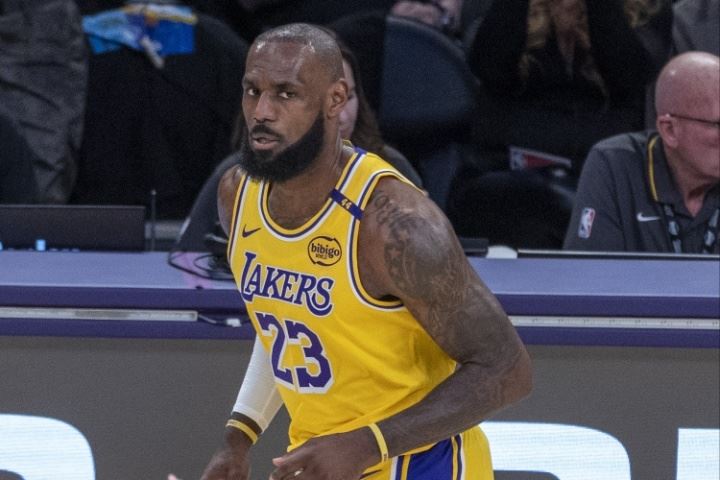 ESPN:湖人易主时东契奇获提前通知后祝贺 詹姆斯未被告知&未发声