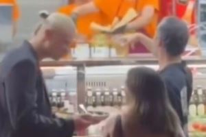  放松身心！哈兰德在意大利度假，在罗马街头吃小吃