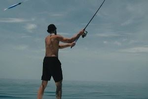  专业拍摄团队再现👍西蒙斯晒出8连拍高清钓鱼照🎣