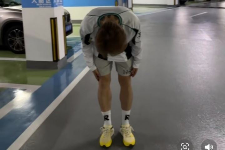 此前涂黑泰达队徽！荣昊社媒道歉：对于涂黑队徽我深表歉意