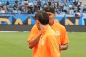  皮一下🤣克雷桑给李源一分享吃过的棒棒糖，后者婉拒