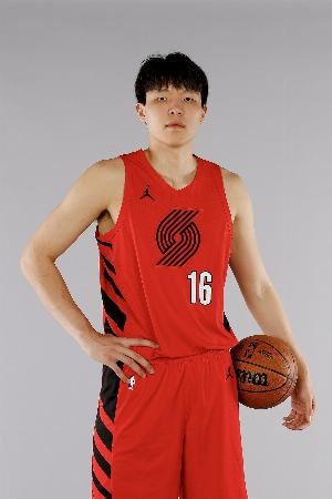  体坛周报：杨瀚森是夏联表现最好的首轮新秀中锋 他是NBA的惊喜